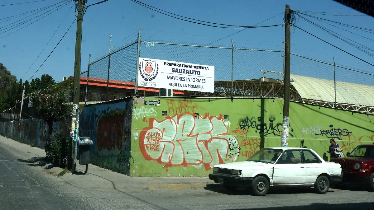 ESCUELA DEL SAUZALITO ASI ESTA GRAFITEADA